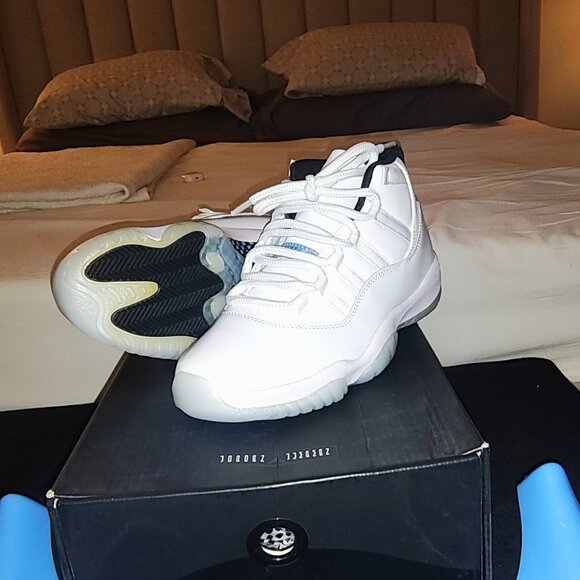 Air Jordan 11 Retro - Picture 1 of 4